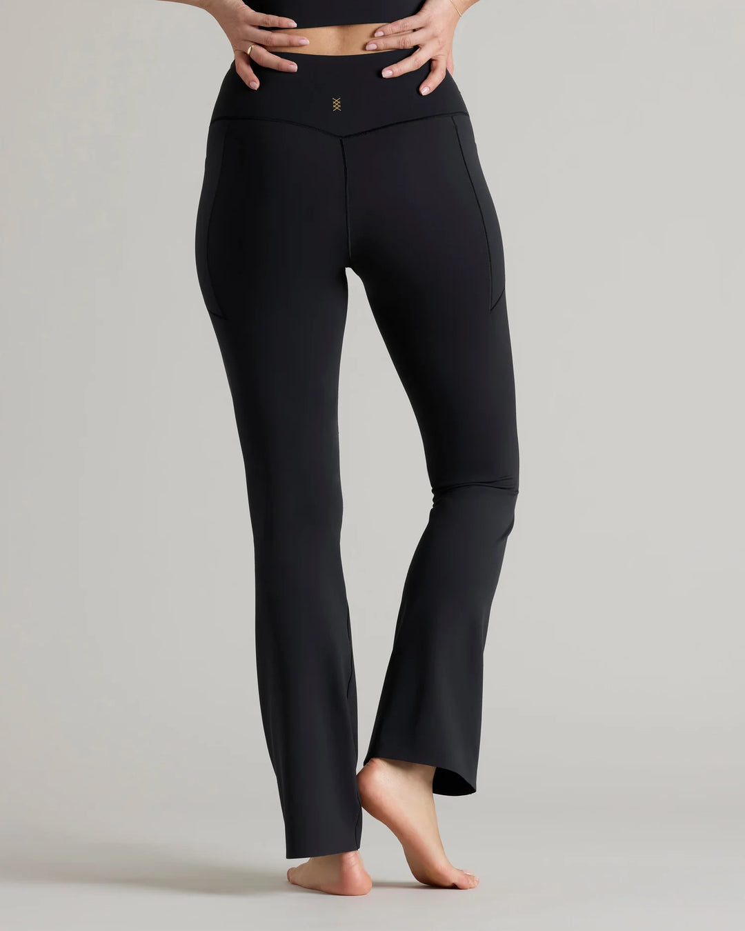 Rhone - Revive Flare Legging in Black